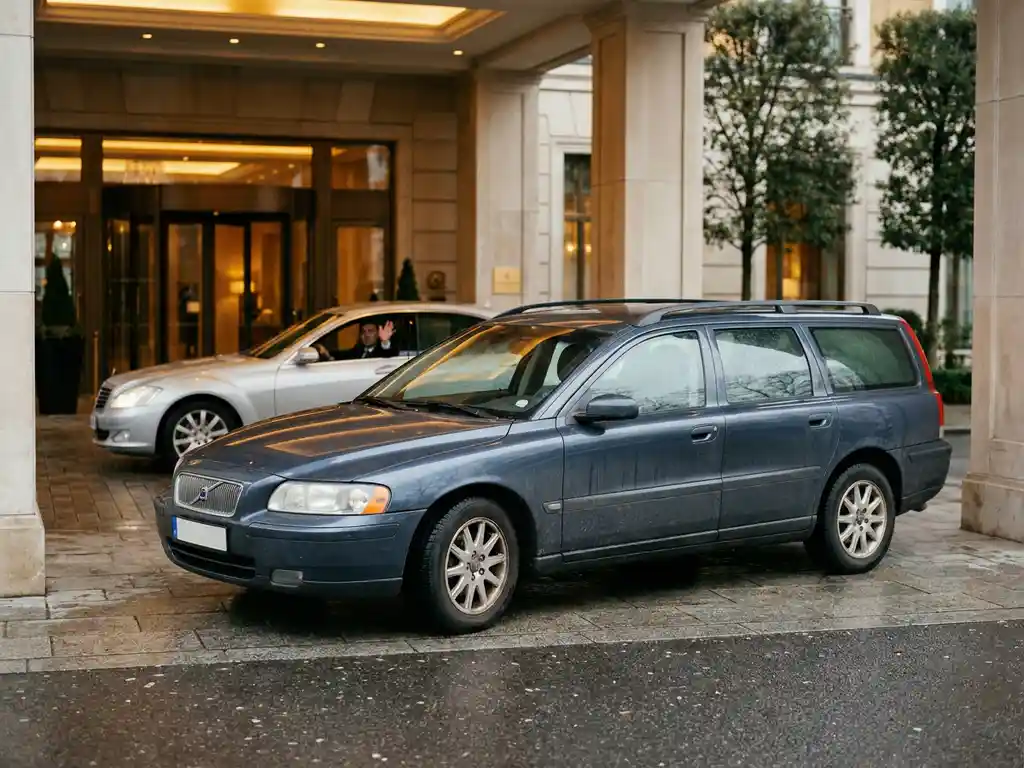 Unbefugtes Fahrzeug blockiert Hoteleinfahrt, im Hintergrund frustrierter Fahrer und luxuriöse Hotelfassade bei bedecktem Tageslicht.
